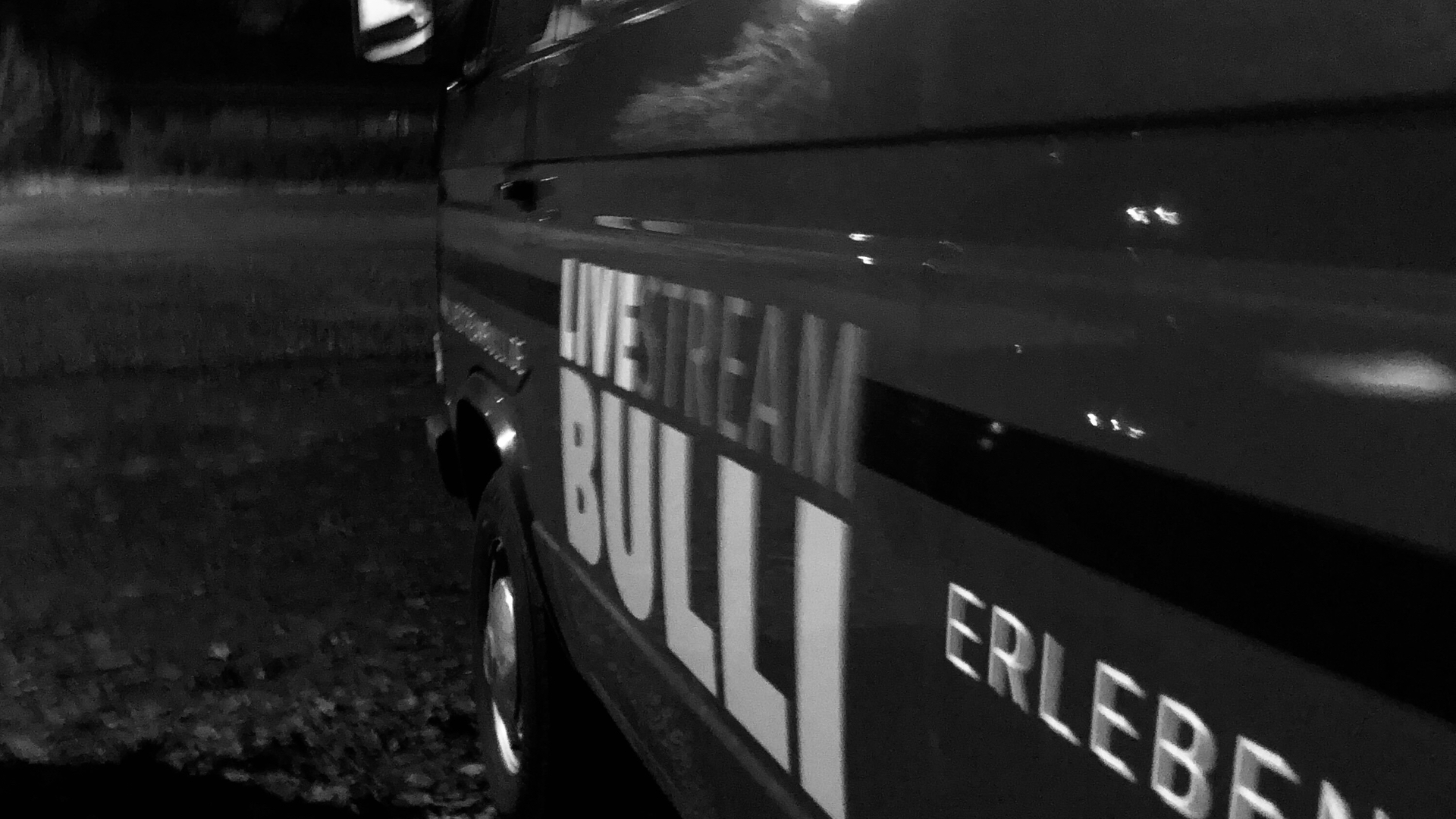 Der Live Stream Bulli zur Konzertfilmaufzeichnung von Balu Der Live Stream Bulli steht vor den Cafe Trauma während der Konzertfilmaufzeichnung für die Band Balu
