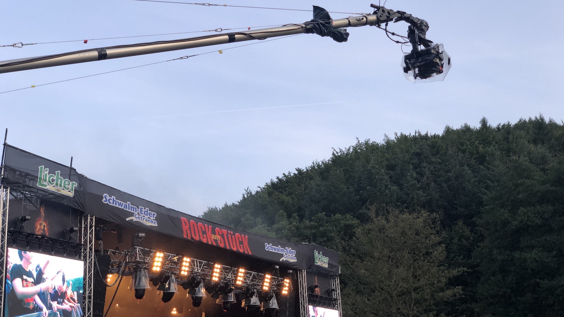 Der Kamerakran des Live Stream Bulli schwebt über dem Infield vor der Main Stage von Rock am Stück