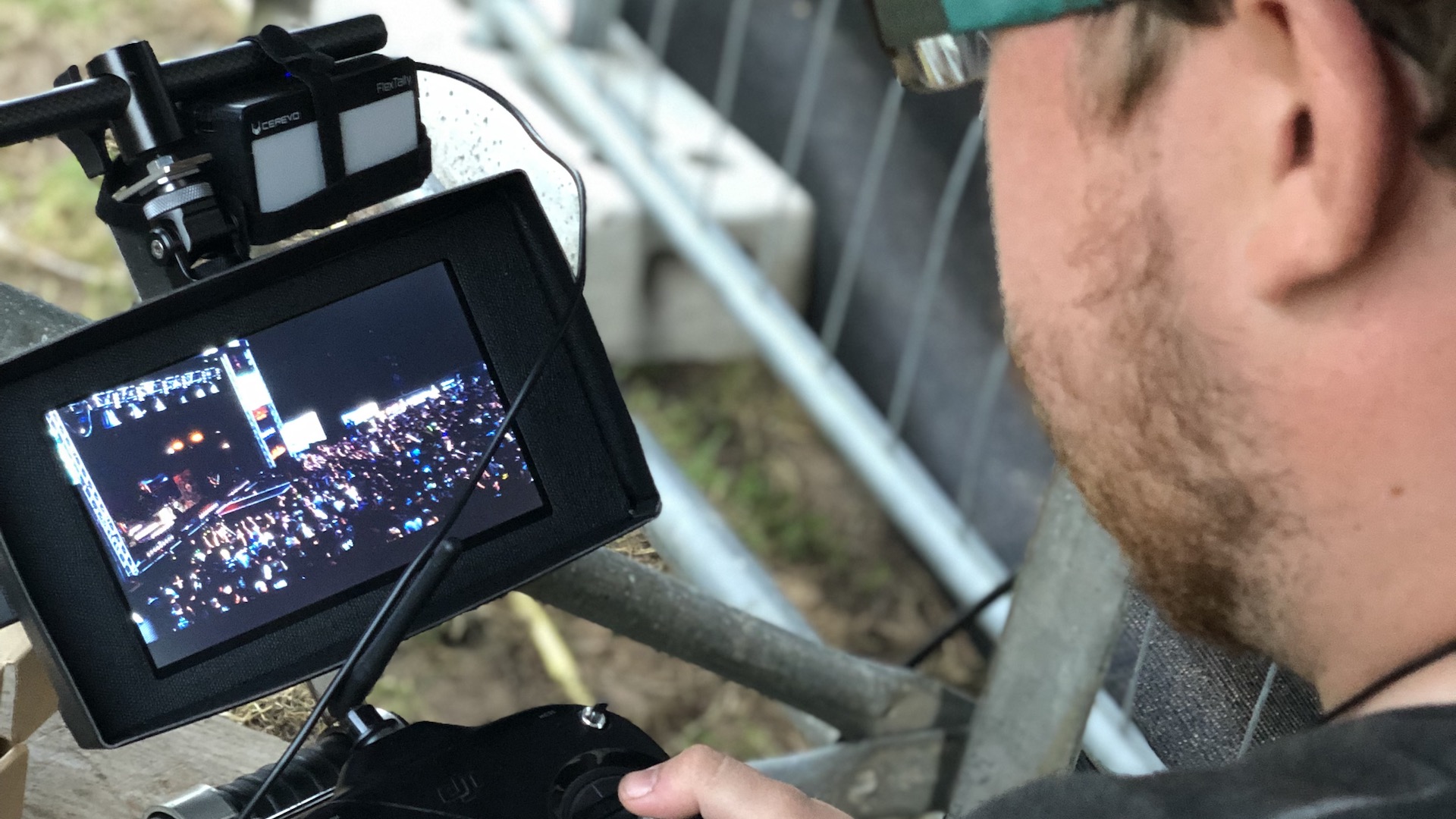 Kamerakranoperator Thomas vom Live Stream Bulli steuert die Krankamera über Funk abgesetzt Kamerakranoperator Thomas vom Live Stream Bulli steuert die Krankamera über Funk abgesetzt