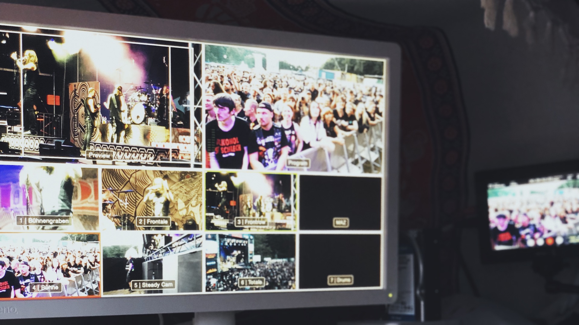 Auf dem Multiview sieht man die unterschiedlichen Einstellungen von vor und auf der Bühne während der Show von Amorphis
