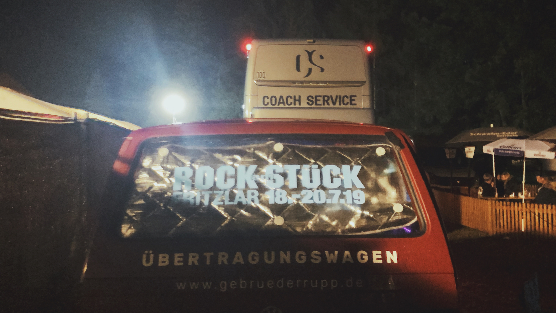 Wir parken mit dem Live Stream Bulli direkt hinter dem Tourbus von Airbourne Wir parken mit dem Live Stream Bulli direkt hinter dem Tourbus von Airbourne