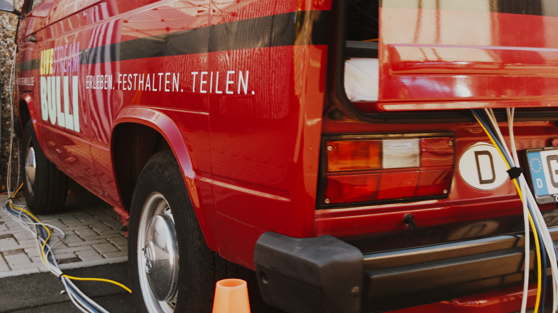 Kabelwege zum Übertragungswagen Der Übertragungswagen ist an die Bühnentechnik mit wenigen Signal- und Steuerleitungen für die Liveproduktion und den Livestream des Papalala Festival angebunden